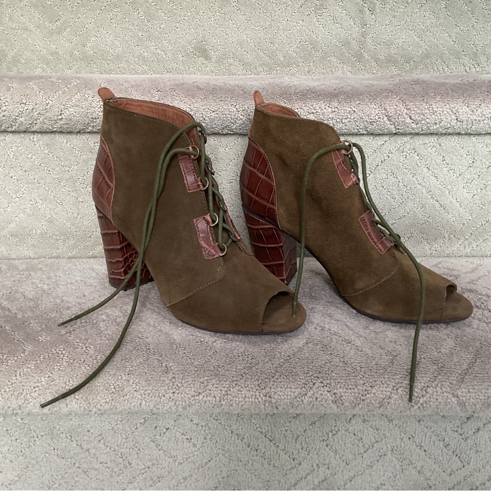 EUC Anthropologie Seychelles Olive Green Peep Toe Shoes with brown heel size 9